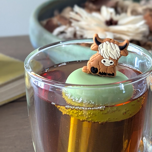 2D Highland Cow | Floating Tea Infuser | Green Base | Blonde